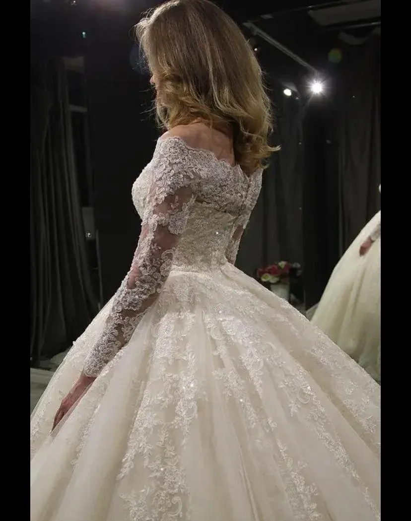 Off-the-shoulder Wedding Dresses Ball Gown Applique Lace Bridal Dress SEW061